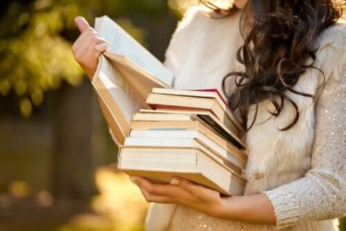 Tid for selvstendighet. En kvinne holder en stabel med bøker i armen.