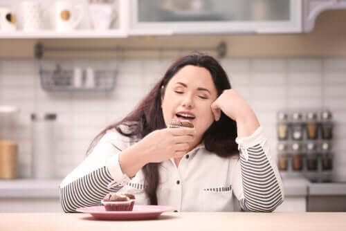 Kvinne spiser muffins