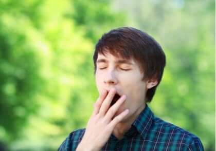 Mann som gjesper utendørs