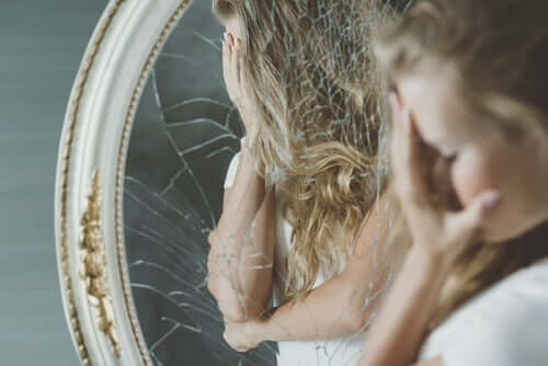 Kvinne foran et knust speil