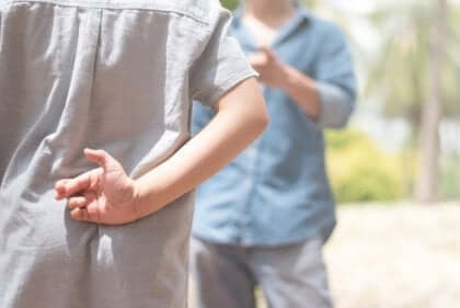 Mann med jugekors bak ryggen sin