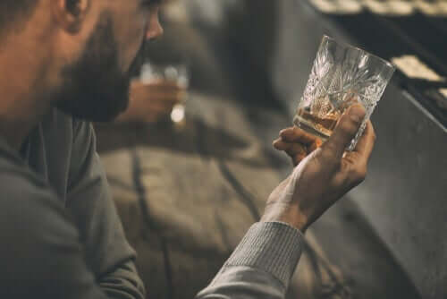 Mann med alkoholproblem.