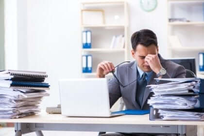 Sliten og stresset mann på kontoret