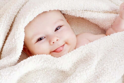 Baby som smiler