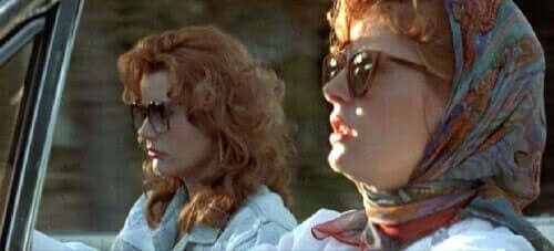 Thelma og Louise kjører bil
