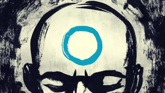 Mann med en blå ring i panna