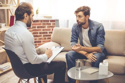 En terapeut og hans klient diskuterer et tema.