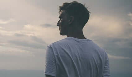 Raserianfall hos voksne: En voksen mann som ser på horisonten.