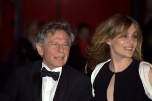 Roman Polanski sto på den røde løperen sammen med kona.