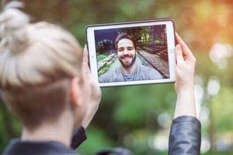 Ny teknologi som videosamtaler gjør avstandsforhold mye lettere å takle.