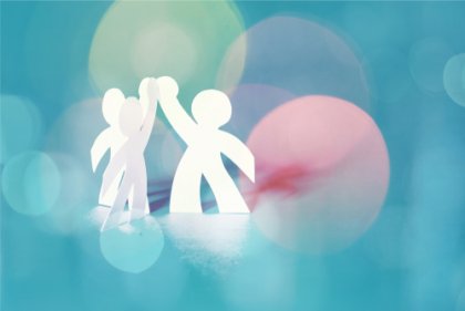 Små mennesker i papir som gir hverandre en high five