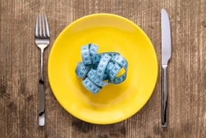 Et målebånd på en gul tallerken