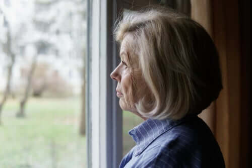 Sundowning syndrome kan forverre forvirringen som oppstår hos mennesker med Alzheimers.