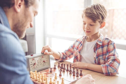 Barn og voksen spiller sjakk
