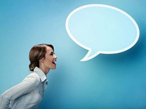 Denne kvinnen som snakker har forbedret fokuset.