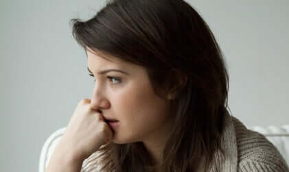 En kvinne med angst, som gjennomgår en psykologitest for å måle angst.