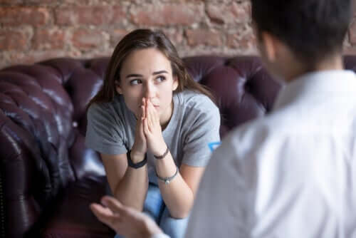 En kvinne som snakker med psykologen sin.