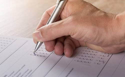 En person som utfører sjekklisten for psykopati.