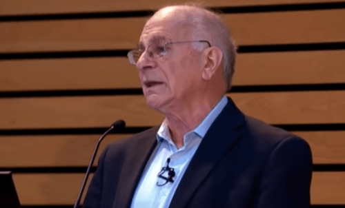 Kahneman hedrer samarbeidet med Amos Tversky i sin tale. 