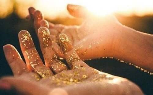 To hender dekket med gullglitter