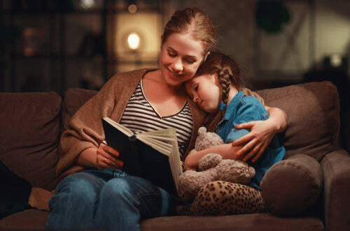 Mor og datter leser en bok