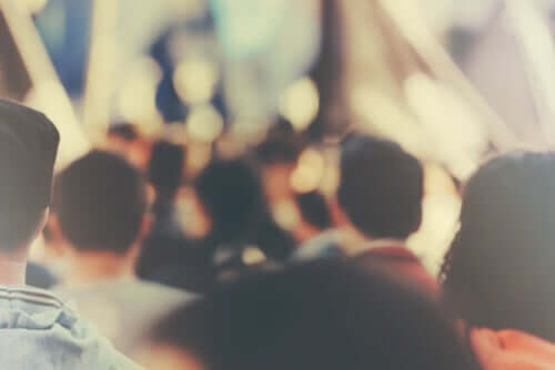 En gruppe demonstranter på vei mot radikaliseringsprosessen.