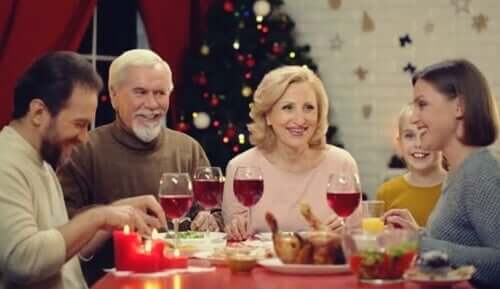 Noen som spiser middag med familien.