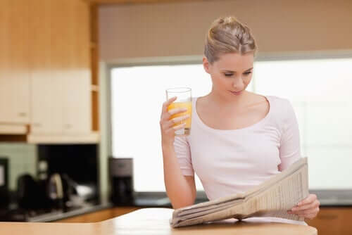 En kvinne som leser morgennyhetene.