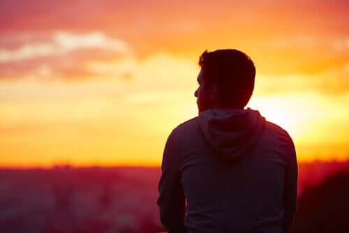 En mann som ser solnedgangen alene.