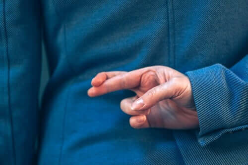 En person som krysser fingrene.