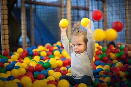 Et barn som leker med baller.