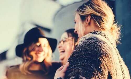 Kvinner som samhandler med hverandre motivert av deres sosiale behov.