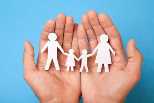 Systempsykologi analyserer grupper som denne representasjonen av en familie i et par hender.