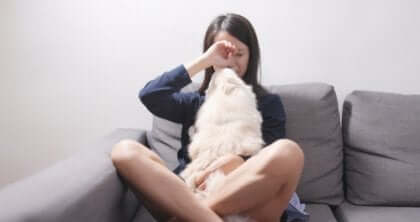 Kvinne gråter med hunden sin