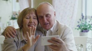 Å holde kontakten med besteforeldre under hjemmeisoleringen