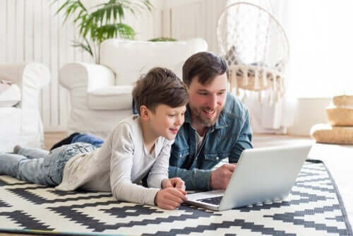 Far og barn på datamaskin