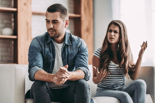 Et par er uenig på sofaen
