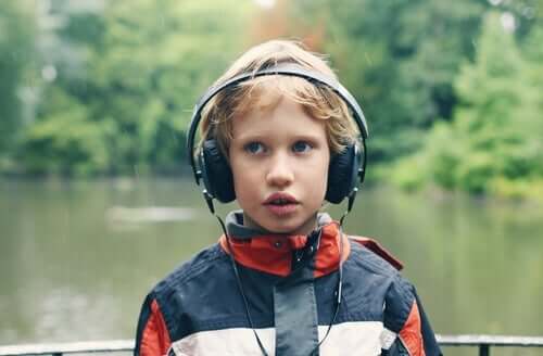 En gutt med autisme har på hodetelefoner