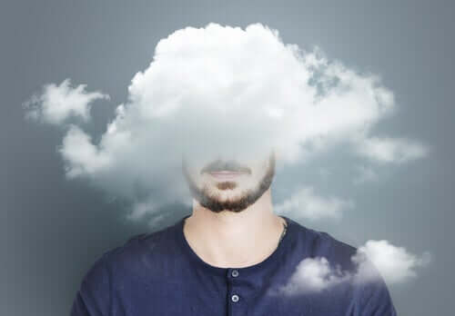 En mann med hodet i en sky