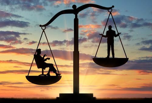 En vekt som balanserer to personer.