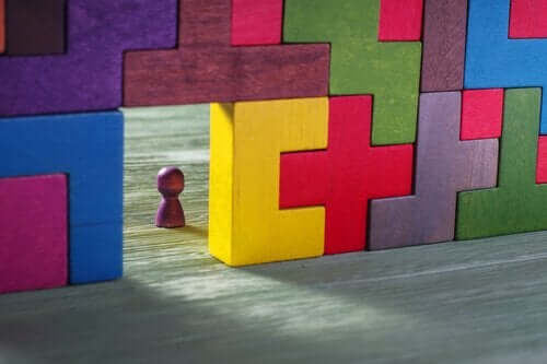 Et bilde som viser tre Tetris-blokker stablet opp med en åpning ved gulvet.