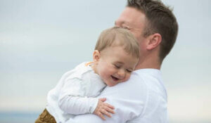 Årsaken til at foreldre holder babyer på den venstre siden