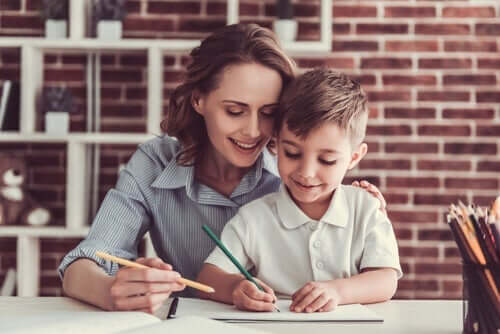 En mor som hjelper sønnen sin med å gjøre lekser