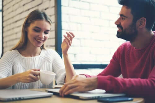 To mennesker som prater.