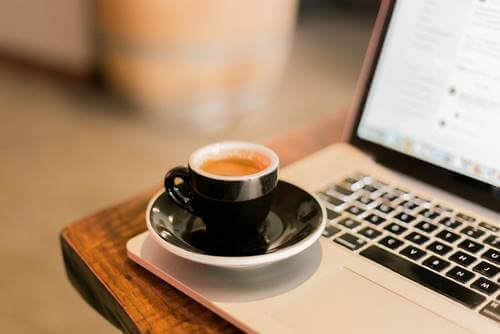 En kaffe på en bærbar datamaskin
