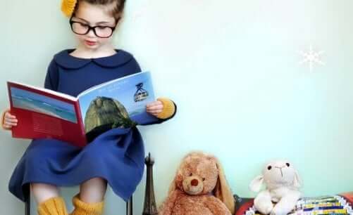 En jente som leser en bok.