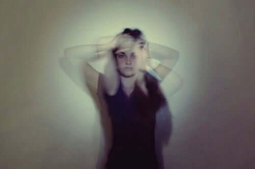 En kvinne med depersonaliseringsforstyrrelse.