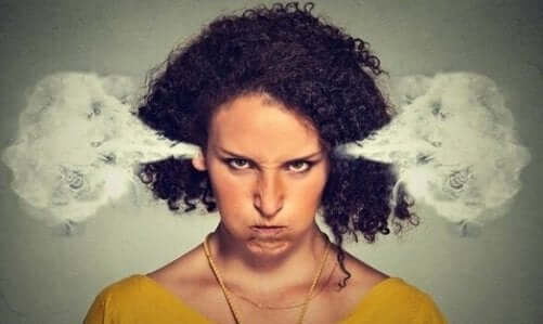 En kvinne som er så sint at det kommer røyk ut av ørene hennes.