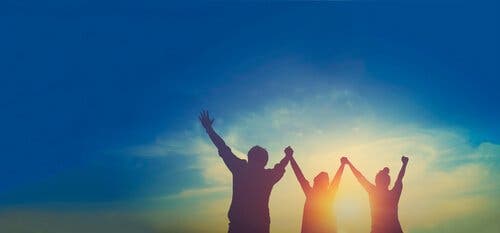 Entusiastiske mennesker ved soloppgang.