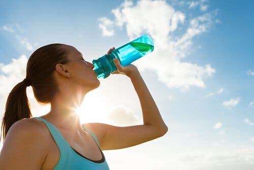 Fem grunner til å begynne å drikke mer vann
